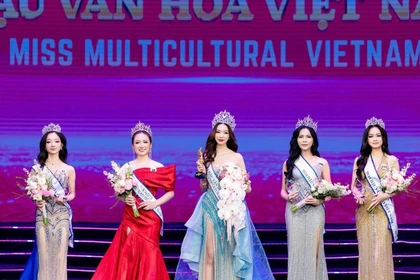 Hà Linh (centre) et ses dauphines. Photos: Comité d'organisation