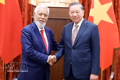 Le secrétaire général du Parti communiste du Vietnam et président de la République Tô Lâm (à droite) serre la main du Premier ministre est-timorais Xanana Gusmão, à Hanoi, le 10 juin. Photo : VNA