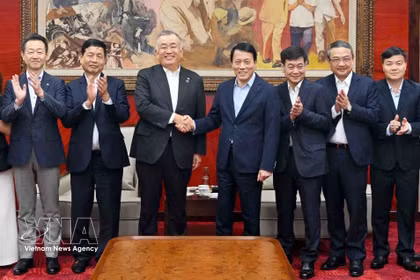 Le ministre de la Sécurité publique, Luong Tam Quang, serre la main de Nagao Yutaka, président du groupe japonais Yamato Holdings, à Hanoi, le 6 juillet. Photo : VNA