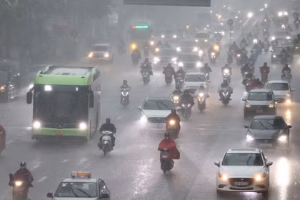 L'arrivée d'air froid provoque de fortes pluies dans le Nord, augmentant les risques de crues soudaines et de glissements de terrain. Photo: VietnamNet