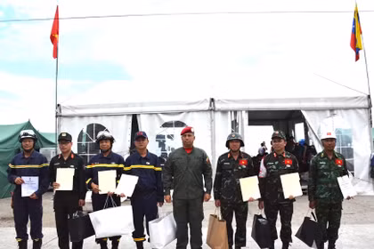 Les secouristes vietnamiens se sont vu décerner la médaille « Héros du Venezuela » de première classe. Photo : qdnd.vn