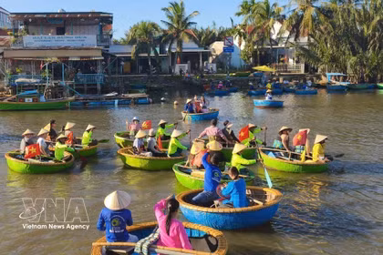 Le tourisme en bateau-panier dans le village de Cam Thanh, à Dà Nang, apporte d'importants bénéfices économiques à la population locale. Photo: VNA