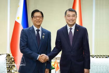 Le Premier ministre Lê Minh Hung (à droite) et le président philippin Ferdinand Marcos Jr. Photo : VNA