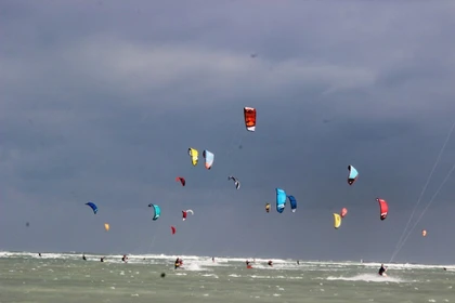 Kitesurf entre le ciel et la mer à Khanh Hoa. Photo : baovanhoa.vn