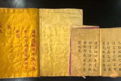 De précieux documents sur la dynastie Nguyễn sont exposés à l'exposition « Récits de textes anciens». Photos : baovannghe.vn