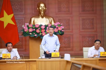 Le Premier ministre Lê Minh Hung s'exprime lors de la réunion avec le Comité populaire de la ville de Hanoi et des représentants des ministères et des agences sur le logement locatif à Hanoi. Photo: VNA