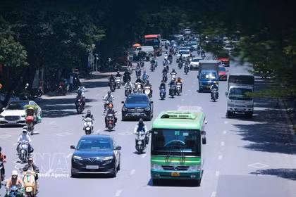 La vague de chaleur intense se poursuit à Hanoi avec des températures dépassant les 60°C à 11h40, le 25 mai. Photo : VNA 
