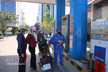 Dans une station-service à Hai Phong (Nord). Le biocarburant est entré dans les mœurs – et dans les réservoirs – des motocyclistes vietnamiens. Photo: VNA