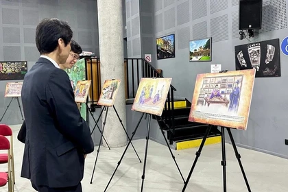 Présentation des peintures sur le complexe Yên Tu – Vinh Nghiêm – Con Son – Kiêp Bac à des ambassadeurs à Paris. Photo: VNA