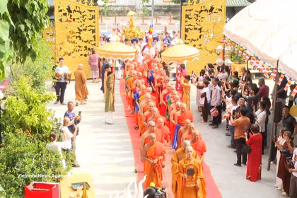 Cette procession met en scène la statue de Bouddha dorée, des moines en robes traditionnelles, et des participants fervents, défilant ensemble dans une puissante démonstration de foi et d'unité. Photo: VNA