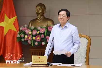 Le vice-Premier ministre Hô Quôc Dung préside la réunion consacrée à l’examen de la mise en œuvre du programme cible national d’édification de la nouvelle ruralité, de réduction durable de la pauvreté et de développement socio-économique des zones minoritaires ethniques et montagneuses pour la période 2026-2035. Photo: VNA