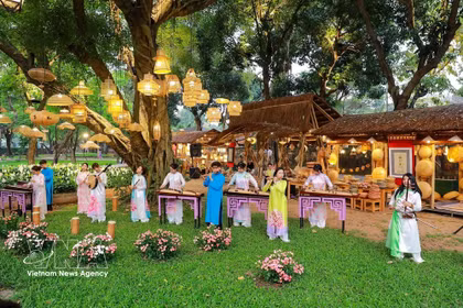 Performances artistiques dans le "Jardin de lumière" au Temple de la Littérature. Photo: VNA