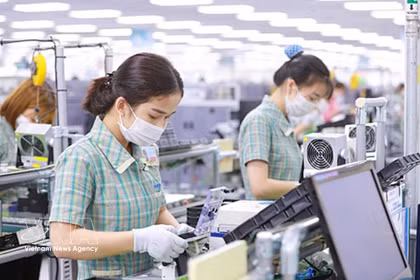 Outre l’augmentation du nombre et de la valeur des projets d’IDE, les nouveaux flux de capitaux vers le Vietnam devraient également présenter un contenu technologique plus élevé, contribuant ainsi à la transformation du modèle de croissance du pays. Photo: VNA