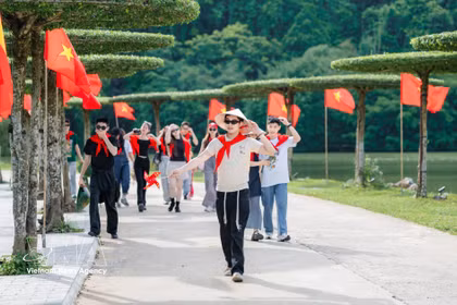Touristes visitant la zone écotouristique de Thung Nham, dans le quartier de Nam Hoa Lu, province de Ninh Binh. Photo : VNA