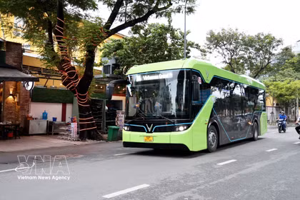 Hô Chi Minh-Ville vise à ce que 100% de ses bus soient électriques et utilisent de l'énergie verte d'ici 2030. Photo : VNA