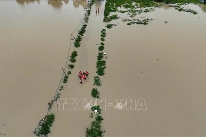 officiers et soldats apportent leur soutien aux populations des zones inondées de Phong Chau, Dat Lanh, dans le quartier de Nam Trang. Photo : VNA