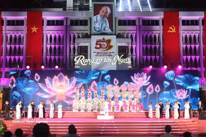 Spectacle musical lors de l'émission télévisée spéciale en direct, à Hô Chi Minh-Ville, le 2 juillet. Photo: VNA