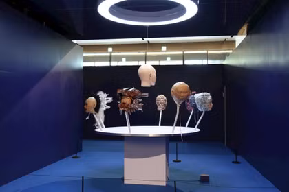 L’exposition « Alien Self » explore la relation entre l’humain et l’intelligence artificielle, en mettant en lumière la créativité, l’éthique et l’approche centrée sur l’humain de l’UNESCO en matière d’IA. Photo : exhibo.art