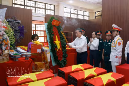 Le secrétaire général du Parti et président de la République, Tô Lâm, offre de l’encens en hommage aux héros tombés pour l’indépendance du pays, au parc Lê Thi Riêng, à Hô Chi Minh-Ville, le 17 juillet 2026. Photo: VNA 