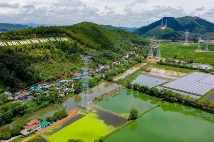 La ligne de transport d’électricité Quang Trach-Pho Noi de 500 kV, circuit 3, achevée en septembre 2024, assure un approvisionnement électrique stable pour la région du Nord et contribue à son développement économique. Photo : VNA