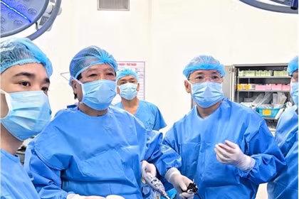 Une équipe de médecins pratique une chirurgie laparoscopique pour traiter l'obésité au campus de Ninh Binh de l'Hôpital de l’amitié Viêt Duc. Photo fournie par l'hôpital