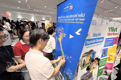 Des jeunes participent avec enthousiasme aux activités proposées aux stands dédiés à la jeunesse lors de la Journée internationale de la jeunesse 2026. Photo : VNA