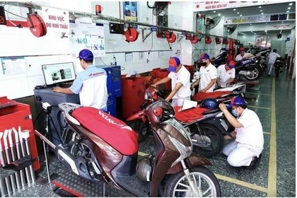 Les contrôles d’émissions des motocyclettes doivent être effectués par des centres de contrôle agréés. Photo: thanhnien.vn