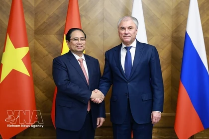 Le Premier ministre vietnamien Pham Minh Chinh (à gauche) rencontre le président de la Douma russe, Viatcheslav Volodine, à Moscou, le 24 mars. Photo : VNA