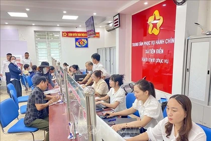 Les gens viennent effectuer des procédures administratives au Centre de services administratifs publics de la commune de Tiên Diên, province de Hà Tinh.