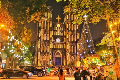 Devant la cathédrale Saint-Joseph de Hanoi. Photo: kidsplaza.vn