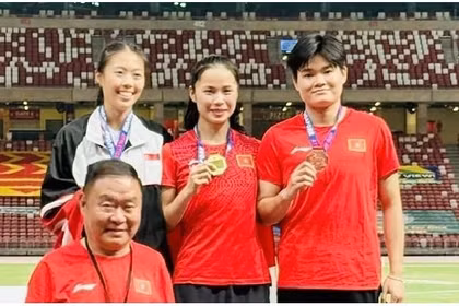 L’athlète vietnamienne Phung Thi Huê (au centre) ouvre le compteur vietnamien aux Championnats ouverts d’athlétisme de Singapour 2026. Photo : laodong.vn