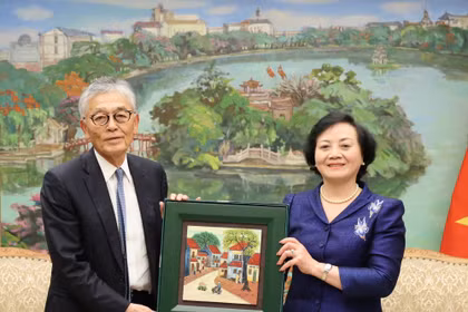 La vice-Première ministre Pham Thi Thanh Trà présente un souvenir au PDG du groupe japonais Erex, Honna Hitoshi. Photo : VGP