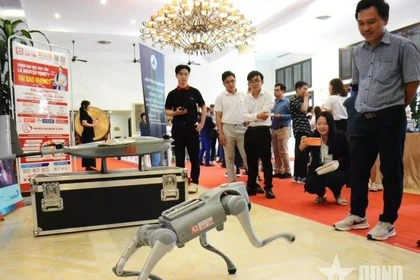 Des délégués découvrent des produits d’intelligence artificielle présentés lors d’un atelier sur le thème « L’intelligence artificielle : un nouveau moteur pour le développement de Dà Nang». Photo : qdnd.vn