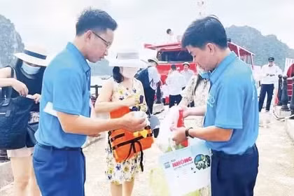 Les visiteurs se rendant sur l’île de Cô Tô sont encouragés à utiliser des sacs écologiques en remplacement des sacs en nylon et en plastique. Photo : NDEL