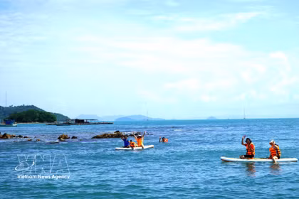 Des touristes pratiquent le stand-up paddle (Sup) et la plongée en apnée au large de l’archipel Hai Tac, aux larges de la province méridionale de An Giang. Photo : VNA 