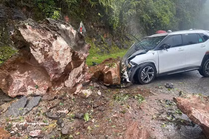 Un conducteur a été blessé lorsqu’un énorme rocher a dévalé un talus et frappé l’avant de sa voiture en circulation à Cao Pha, dans la commune Muong Bu, province Son La. Photo diffusée par la VNA