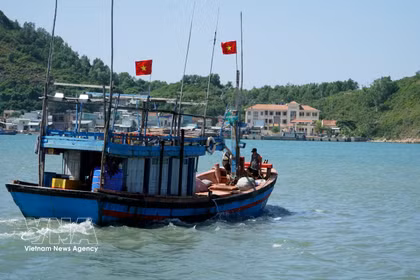 Un bateau de pêche de la province de Gia Lai prend la mer. Photo: VNA