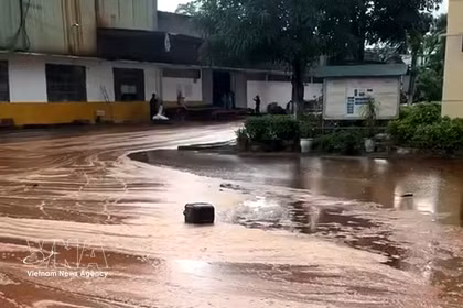 Un gros orage accompagné de foudre a frappé une cuve de stockage de mélasse dans une sucrerie, provoquant le déversement d'environ 2 000 tonnes de mélasse. Photo : VNA