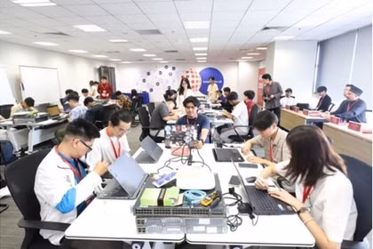 Au camp APIE 2026, les participants acquièrent des connaissances fondamentales sur le déploiement d'infrastructures réseau, la connectivité des équipements réseau et la mise en œuvre de réseaux sans fil. Photo : mst.gov.vn