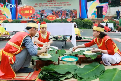 Les équipes participantes emballent chaque gâteau de riz gluant avec enthousiasme et habileté, sur le site historique du temple des rois Hùng, à Phu Tho. Photos : vtv.vn