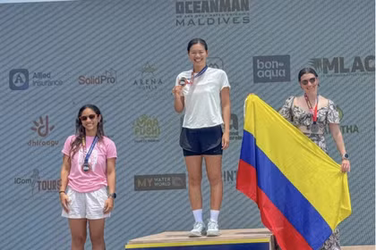 Nguyên Thi Anh Viên (au centre) remporte quatre médailles d’or lors de l’épreuve de natation en eau libre à l’Oceanman Maldives 2026.