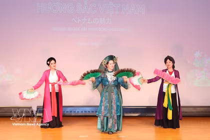 La représentation "Cô dôi Thuong Ngàn" sur la déesse-mère des monts et forêts, au programme d’échange culturel et artistique «Huong sac Viêt Nam» (Parfum et beauté du Vietnam). Photo: VNA