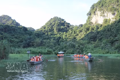 Touristes visitant le jardin ornithologique de Thung Nham, situé dans la zone écologique de Thung Nham, quartier de Nam Hoa Lu, province de Ninh Binh. Photo: VNA