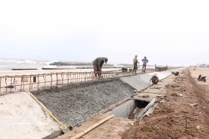 Construction d’une digue maritime dans la commune de Hai Thinh, province de Ninh Binh. Photo : VNA