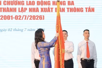 La ministre de la Culture, des Sports et du Tourisme, Lâm Thi Phuong Thanh, a remis à la Maison d’édition de la VNA l’Ordre du Travail de troisième classe. Photo : VNA