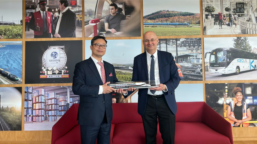 L’ambassadeur du Vietnam en France, Trinh Duc Hai (à gauche) et Diego Diaz, président de SNCF International, filiale de la Société nationale des chemins de fer français (SNCF), à Paris, le 23 mars. Photo difusée par la VNA