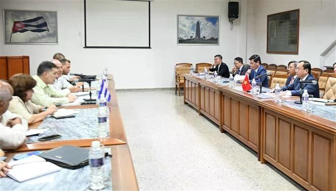 Séance de travail entre le ministre cubain du Commerce extérieur et des Investissements, Oscar Perez Oliva, et la délégation vietnamienne. Photo : VNA