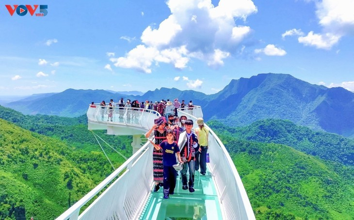 Le pont de verre Ngoc Rông, attraction emblématique de la zone écotouristique de la Porte céleste de Dông Giang. Photo: VOV