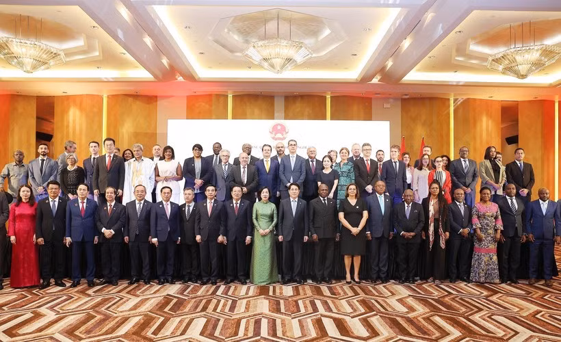 Participants à la cérémonie marquant le 50e anniversaire des relations diplomatiques entre le Vietnam et l'Angola (12 novembre 1975-2025). Photo : VNA