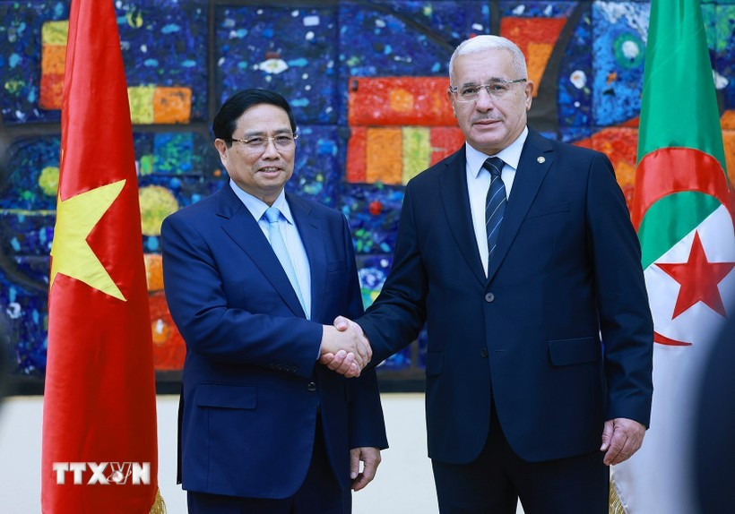Le Premier ministre Pham Minh Chinh (à gauche) et le président de l’Assemblée populaire nationale (APN), Brahim Boughali. Photo : VNA